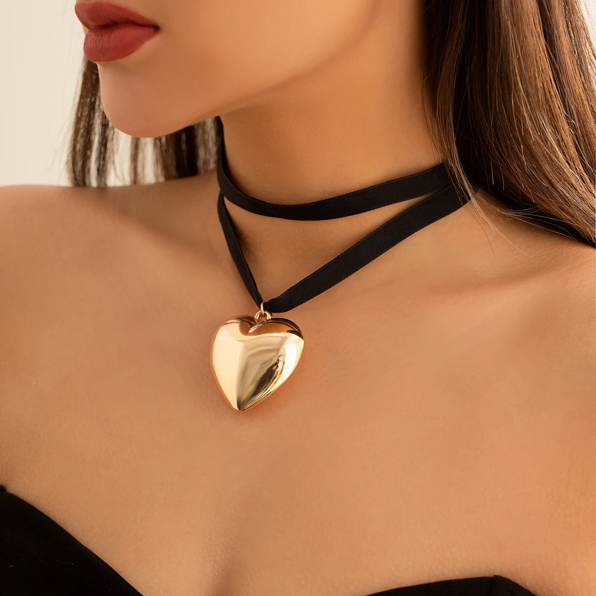 Exaggerated Oversized Love Heart Pendant Choker - Eye-Catching