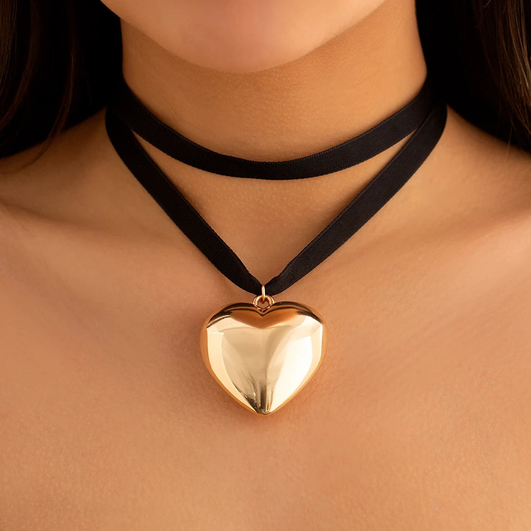 Exaggerated Oversized Love Heart Pendant Choker - Eye-Catching